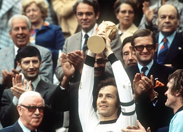 Franz Beckenbauer – một trong những đội trưởng bóng đá giỏi nhất lịch sử – nâng cao chiếc cúp World Cup 1974 